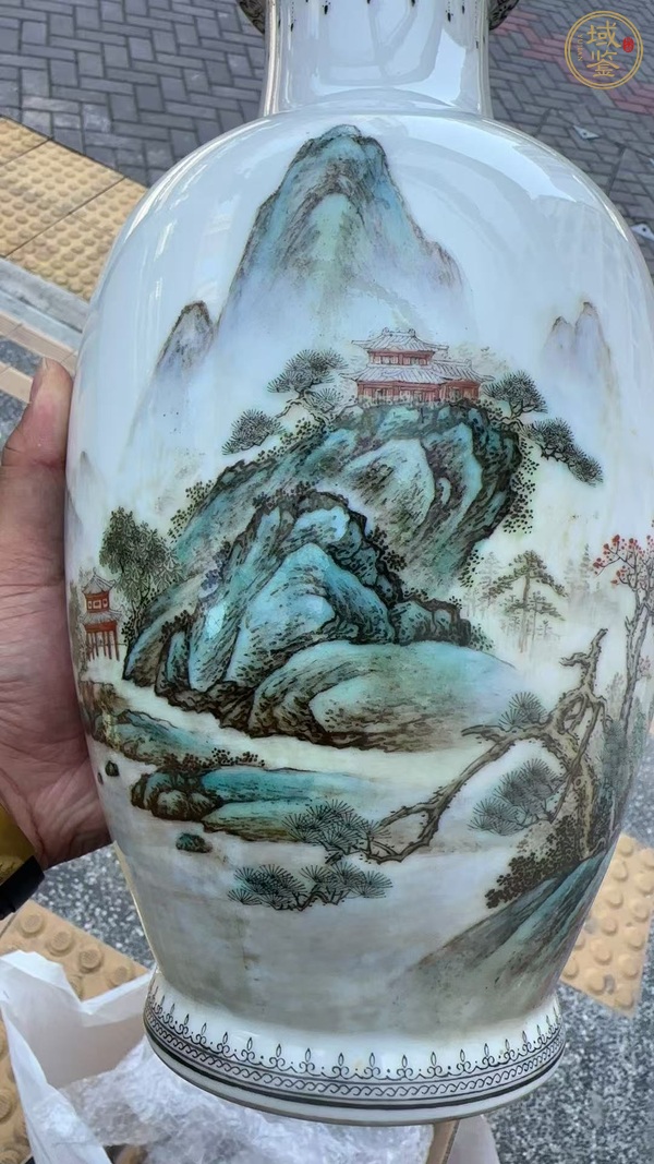 古玩陶瓷粉彩山水紋花蘭瓶真品鑒賞圖