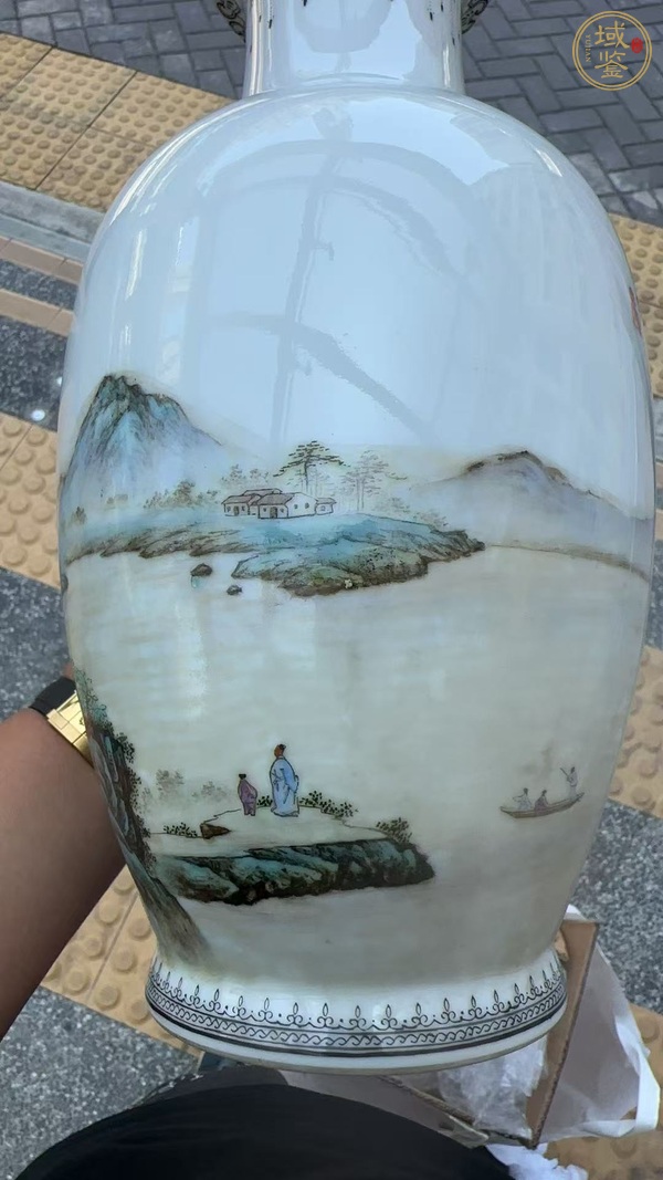 古玩陶瓷粉彩山水紋花蘭瓶真品鑒賞圖