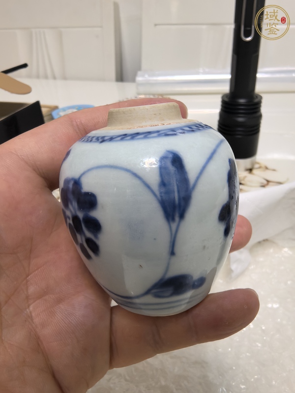 古玩陶瓷花卉紋青花罐真品鑒賞圖