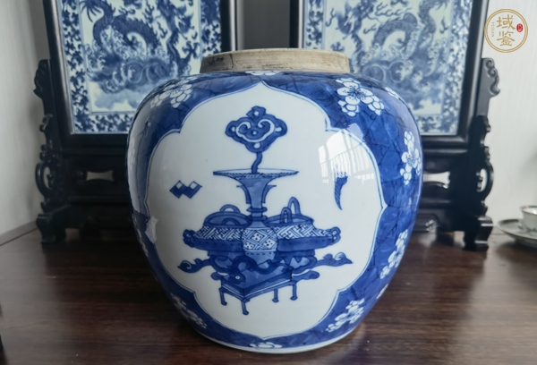 古玩陶瓷青花留白梅紋開(kāi)光博古圖罐真品鑒賞圖