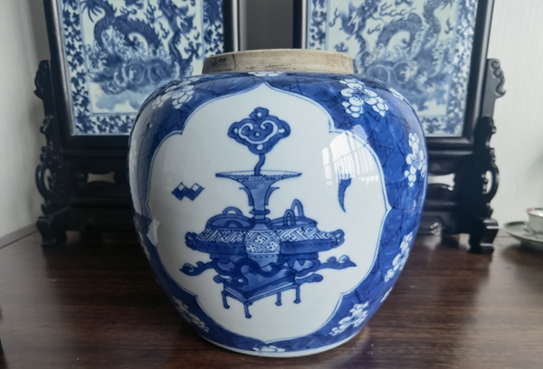 古玩陶瓷青花留白梅紋開光博古圖罐拍賣,當前價格18000元