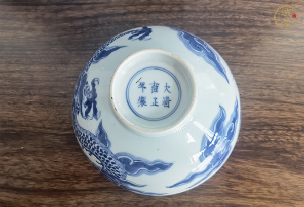 古玩陶瓷清雍正 青花過(guò)墻龍紋碗真品鑒賞圖