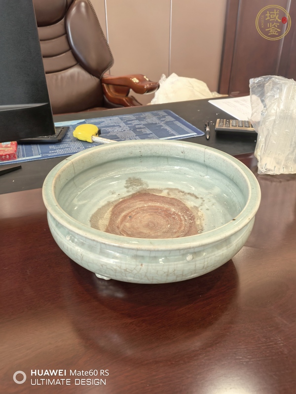 古玩陶瓷龍泉青瓷三足爐真品鑒賞圖