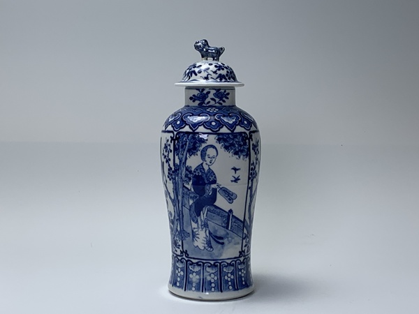 古玩陶瓷清晚期·青花開(kāi)窗人物花鳥(niǎo)紋蓋瓶拍賣(mài)，當(dāng)前價(jià)格0元