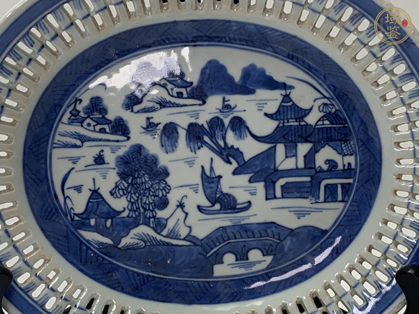 古玩陶瓷清中期·青花山水風(fēng)景樓閣紋鏤空盤真品鑒賞圖