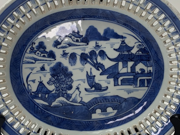 古玩陶瓷清中期·青花山水風(fēng)景樓閣紋鏤空盤拍賣，當(dāng)前價(jià)格1600元