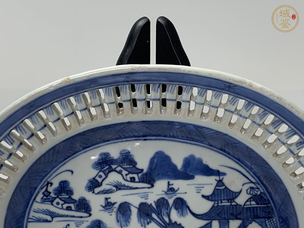 古玩陶瓷清中期·青花山水風(fēng)景樓閣紋鏤空盤真品鑒賞圖