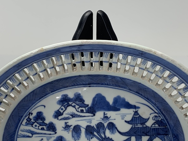 古玩陶瓷清中期·青花山水風(fēng)景樓閣紋鏤空盤拍賣，當(dāng)前價(jià)格1600元