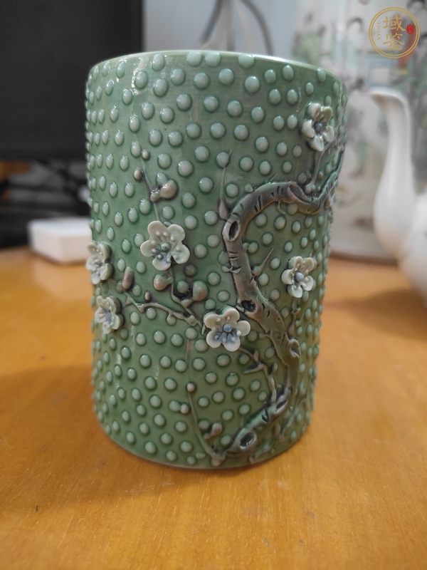 古玩陶瓷珍珠地貼塑梅花紋筆筒真品鑒賞圖