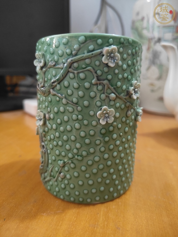 古玩陶瓷珍珠地貼塑梅花紋筆筒真品鑒賞圖