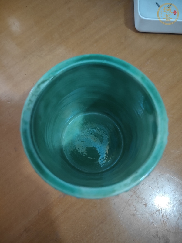 古玩陶瓷珍珠地貼塑梅花紋筆筒真品鑒賞圖