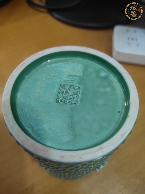 古玩陶瓷珍珠地貼塑梅花紋筆筒真品鑒賞圖