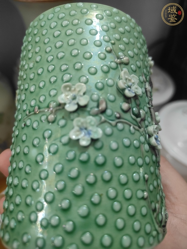 古玩陶瓷珍珠地貼塑梅花紋筆筒真品鑒賞圖