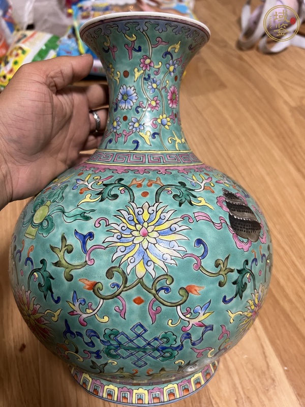 古玩陶瓷創(chuàng)匯 松石綠地粉彩八寶紋瓶真品鑒賞圖