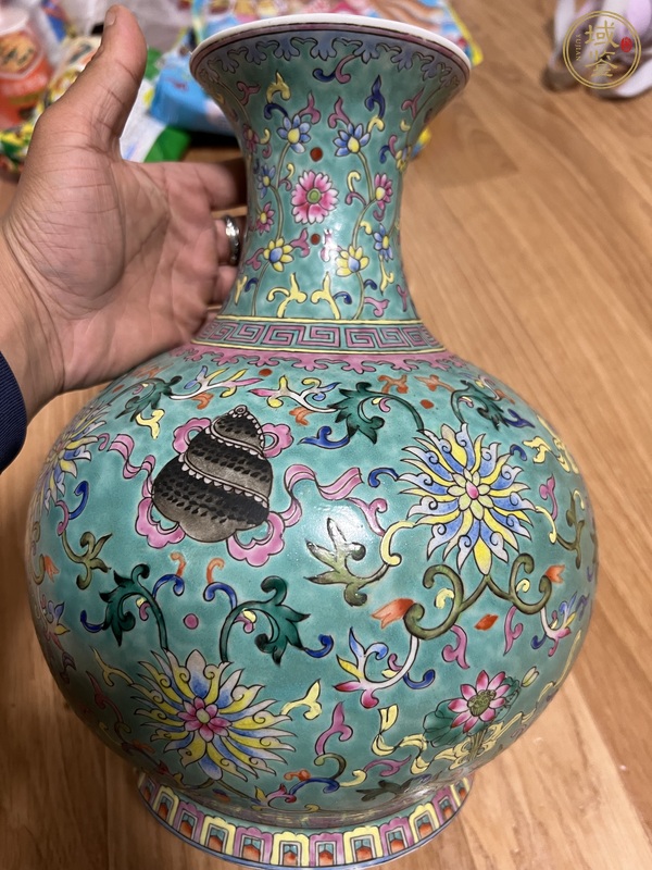 古玩陶瓷創(chuàng)匯 松石綠地粉彩八寶紋瓶真品鑒賞圖