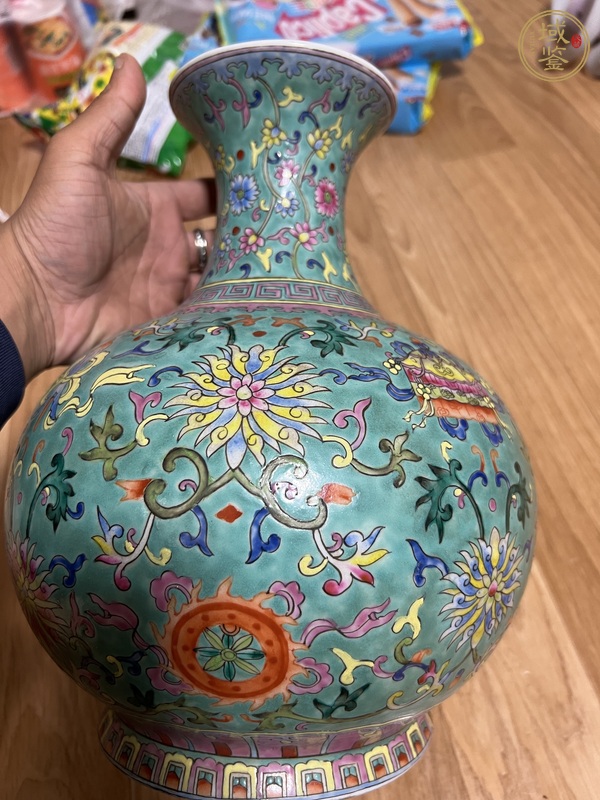 古玩陶瓷創(chuàng)匯 松石綠地粉彩八寶紋瓶真品鑒賞圖