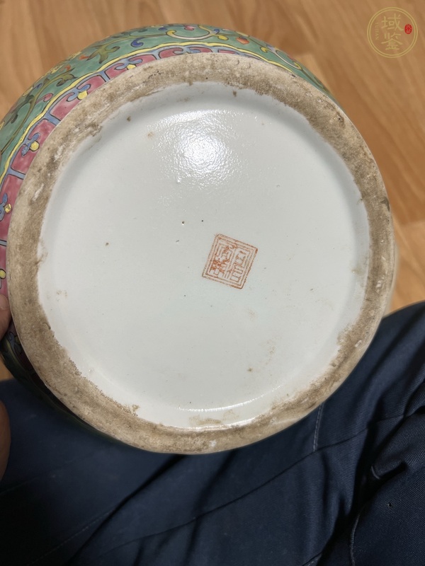 古玩陶瓷創(chuàng)匯 松石綠地粉彩八寶紋瓶真品鑒賞圖