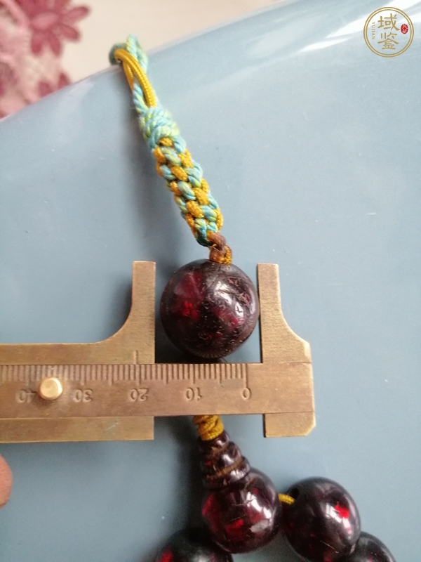 古玩雜項琥珀手持真品鑒賞圖