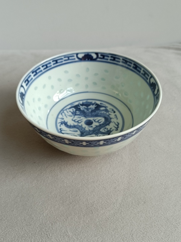 古玩陶瓷清末民初青花玲瓏龍紋碗拍賣，當前價格890元