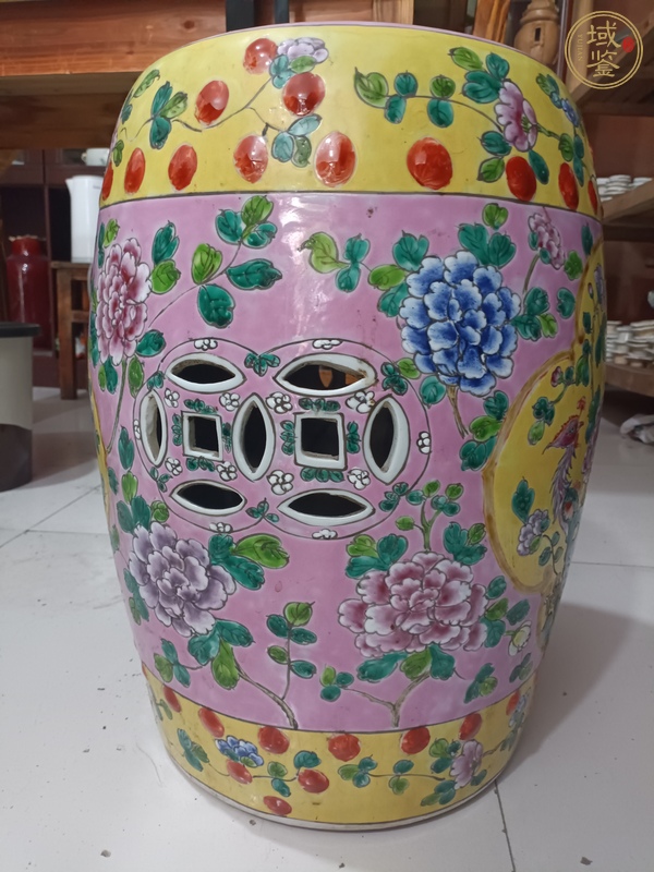 古玩陶瓷黃地粉彩雙鳳牡丹花紋瓷鼓真品鑒賞圖