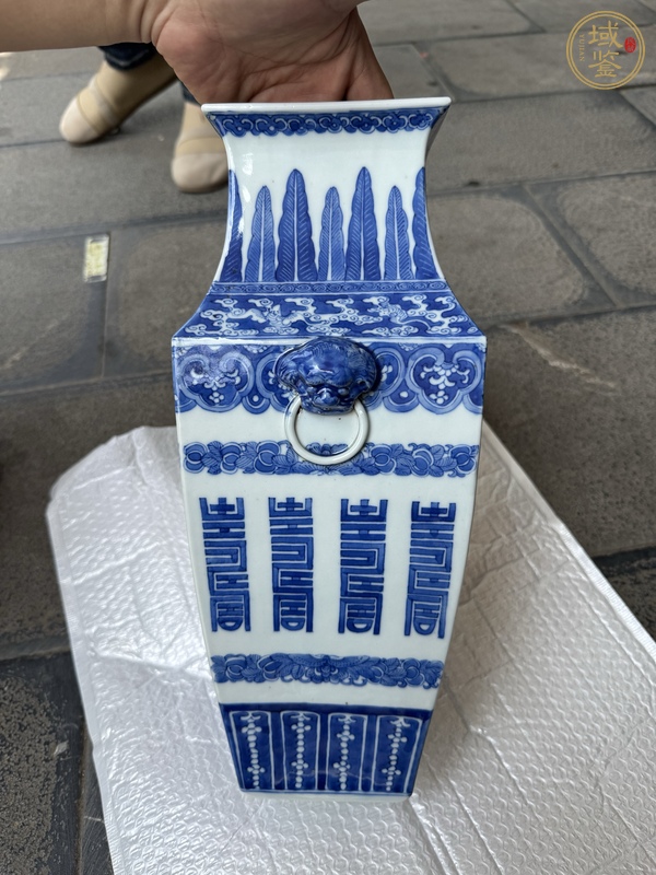 古玩陶瓷青花壽字紋四方瓶真品鑒賞圖