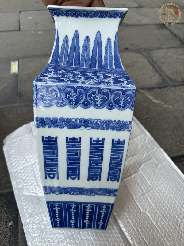 古玩陶瓷青花壽字紋四方瓶真品鑒賞圖