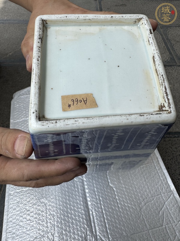 古玩陶瓷青花壽字紋四方瓶真品鑒賞圖