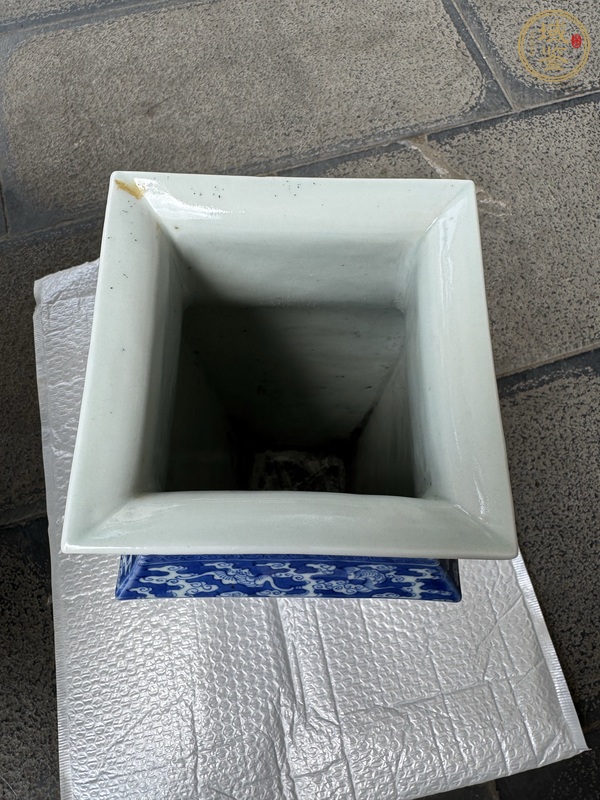 古玩陶瓷青花壽字紋四方瓶真品鑒賞圖