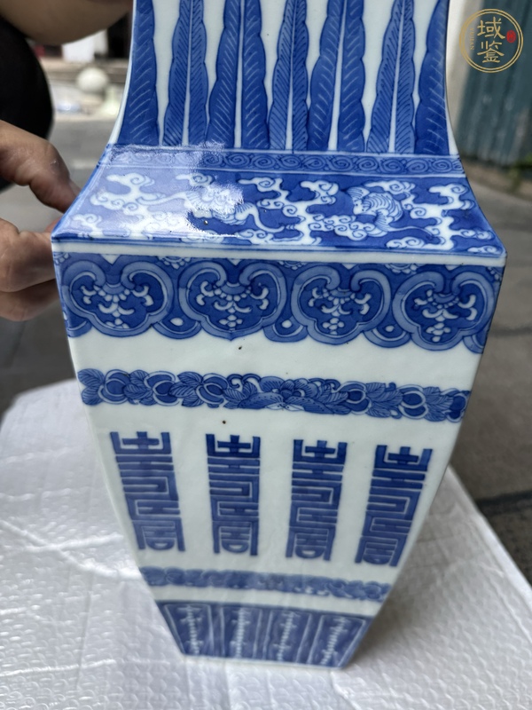 古玩陶瓷青花壽字紋四方瓶真品鑒賞圖
