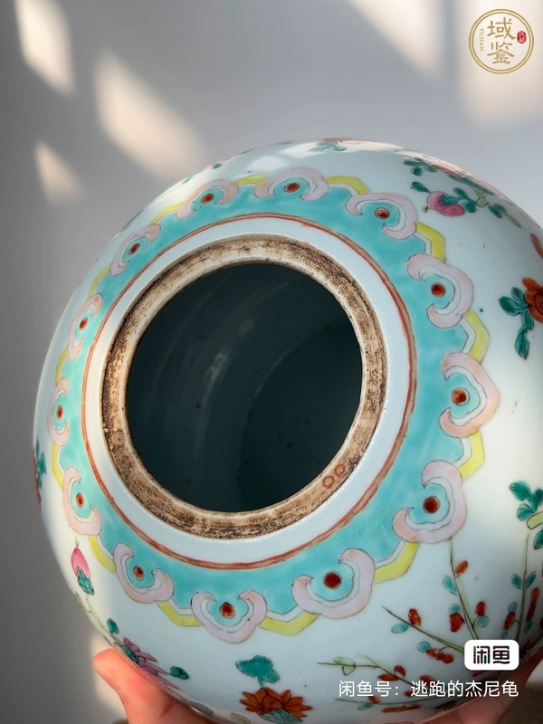 古玩陶瓷花蝶紋粉彩西瓜罐真品鑒賞圖