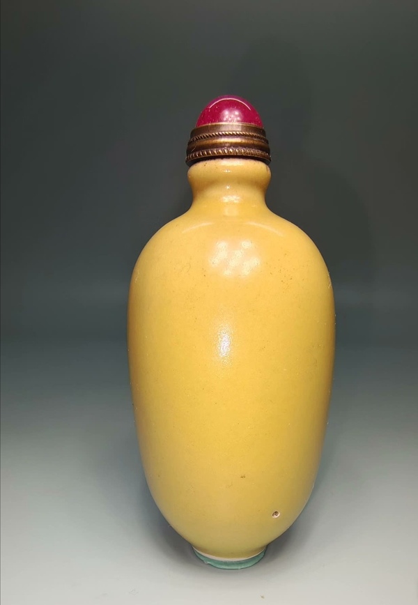 古玩轉賣黃釉鼻煙壺拍賣，當前價格2300元