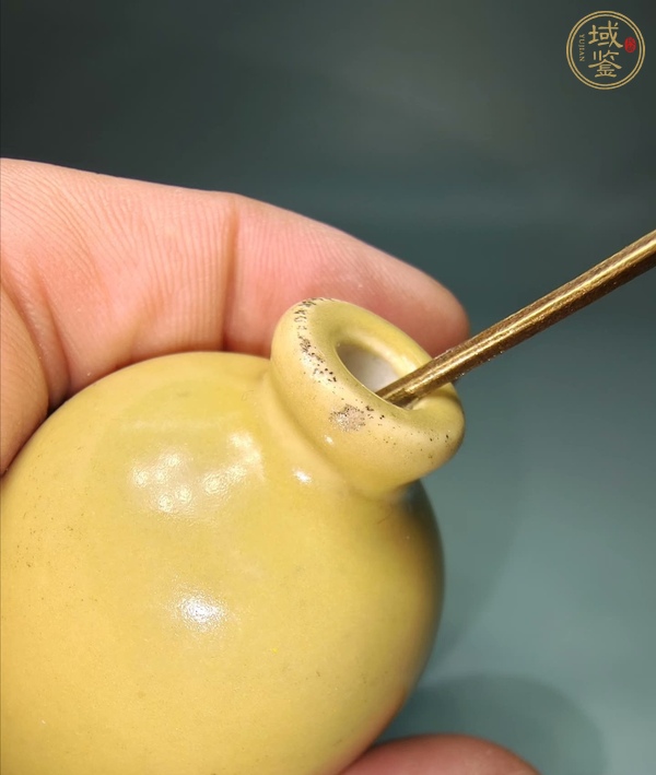 古玩陶瓷黃釉鼻煙壺真品鑒賞圖