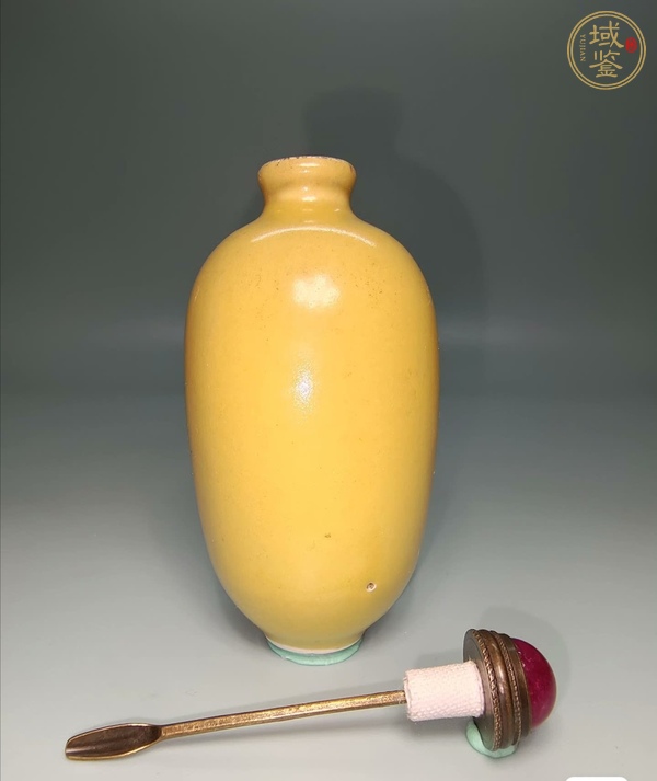 古玩陶瓷黃釉鼻煙壺真品鑒賞圖