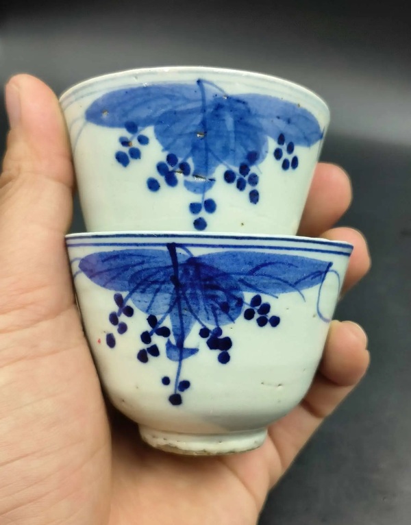 古玩轉(zhuǎn)賣(mài)葡萄紋青花杯一對(duì)拍賣(mài)，當(dāng)前價(jià)格199元