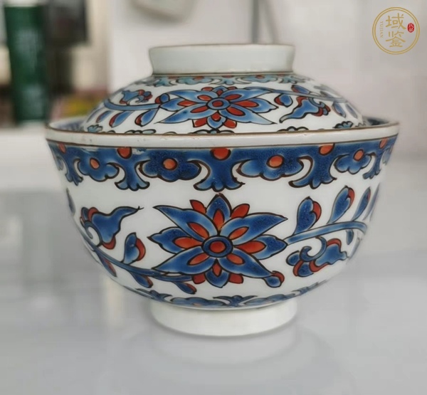 古玩陶瓷日本明治青花礬紅花卉紋蓋碗真品鑒賞圖