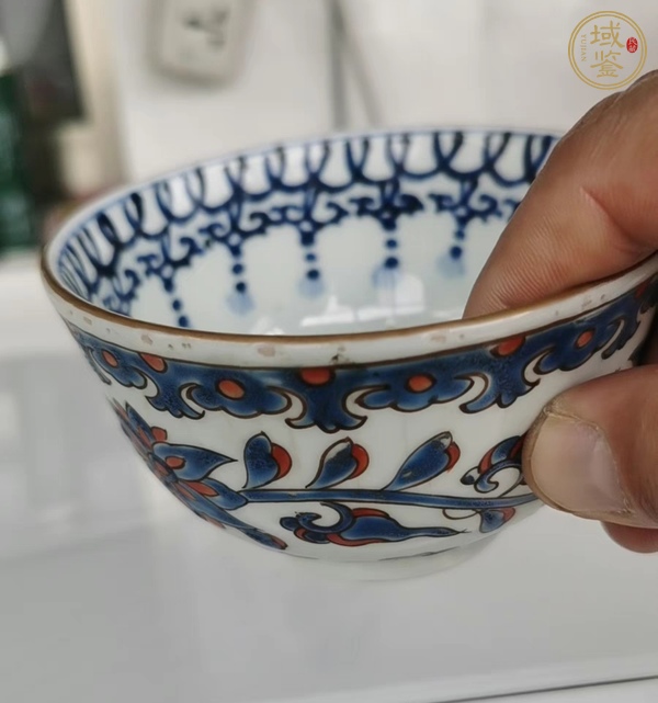 古玩陶瓷日本明治青花礬紅花卉紋蓋碗真品鑒賞圖