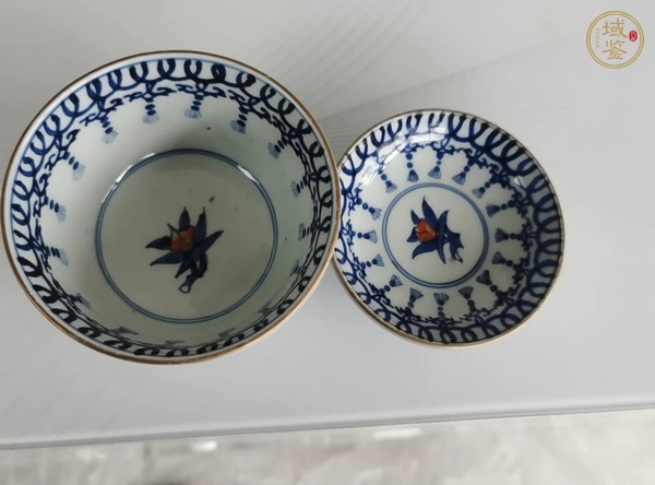 古玩陶瓷日本明治青花礬紅花卉紋蓋碗真品鑒賞圖