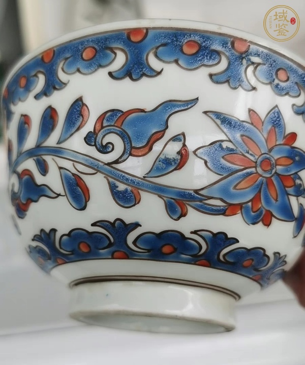 古玩陶瓷日本明治青花礬紅花卉紋蓋碗真品鑒賞圖
