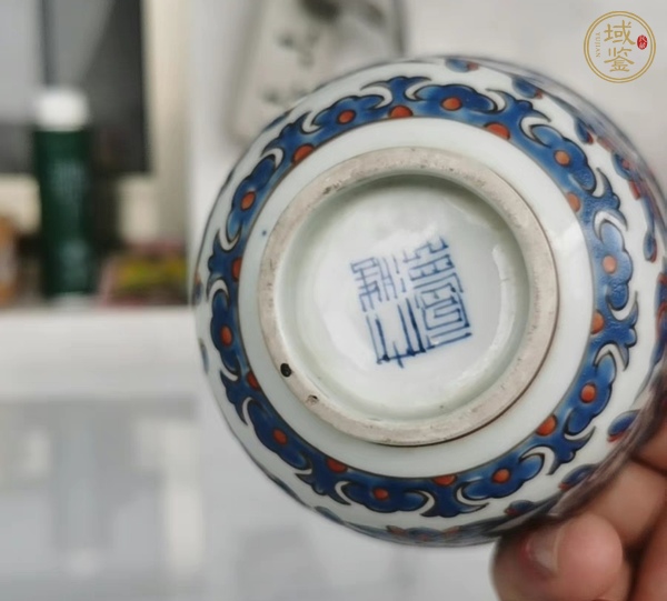 古玩陶瓷日本明治青花礬紅花卉紋蓋碗真品鑒賞圖