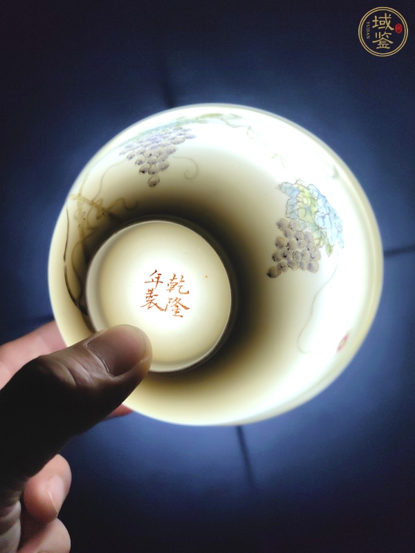 古玩陶瓷葡萄紋粉彩碗真品鑒賞圖