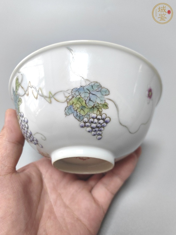 古玩葡萄紋粉彩碗真品鑒賞圖