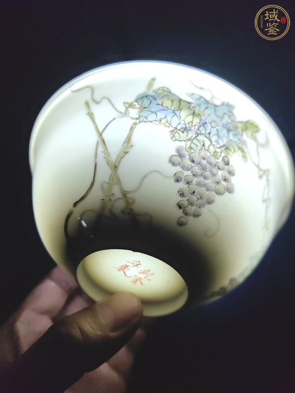 古玩陶瓷葡萄紋粉彩碗真品鑒賞圖