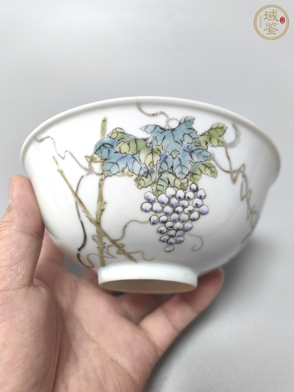 古玩陶瓷葡萄紋粉彩碗真品鑒賞圖