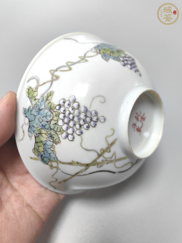 古玩陶瓷葡萄紋粉彩碗真品鑒賞圖