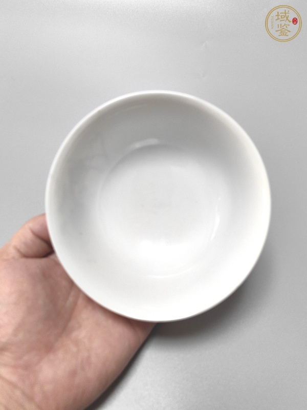 古玩陶瓷葡萄紋粉彩碗真品鑒賞圖
