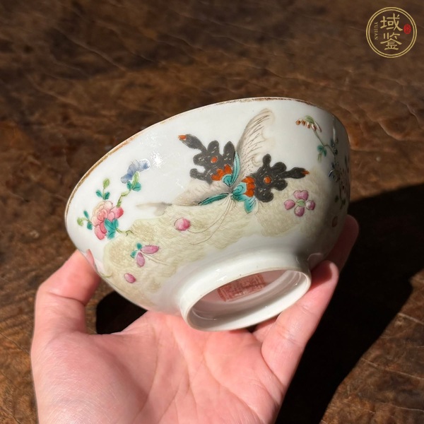 古玩陶瓷粉彩蝶戀花紋茶碗真品鑒賞圖