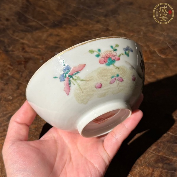 古玩陶瓷粉彩蝶戀花紋茶碗真品鑒賞圖