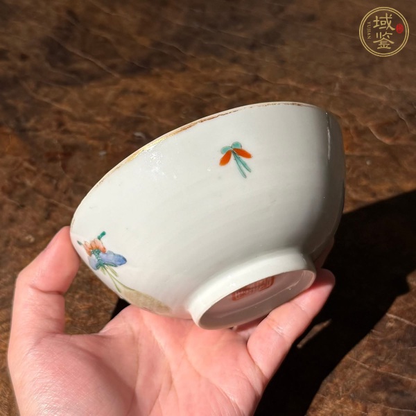 古玩陶瓷粉彩蝶戀花紋茶碗真品鑒賞圖