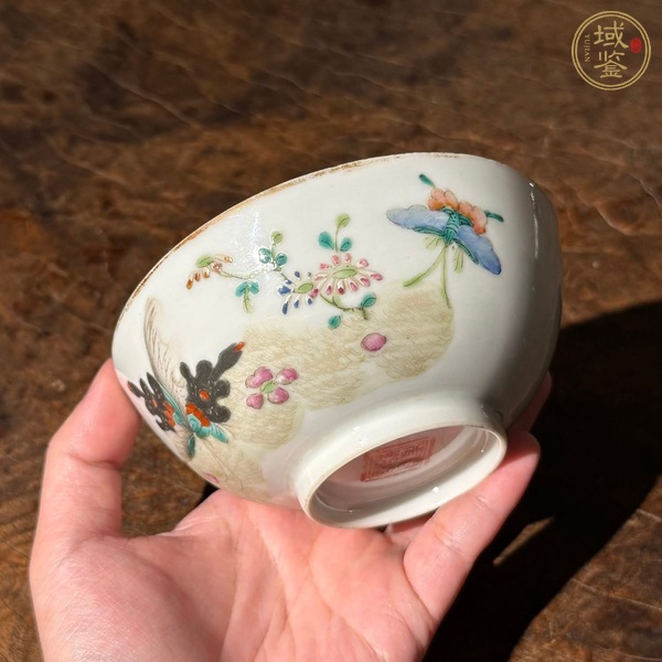 古玩陶瓷粉彩蝶戀花紋茶碗真品鑒賞圖