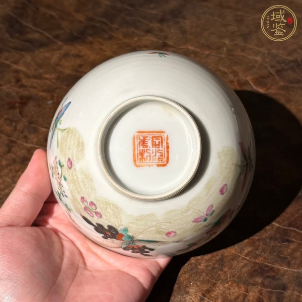 古玩陶瓷粉彩蝶戀花紋茶碗真品鑒賞圖